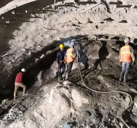 五原隧道拱顶带模注浆料，微膨胀注浆料的特点及施工工艺